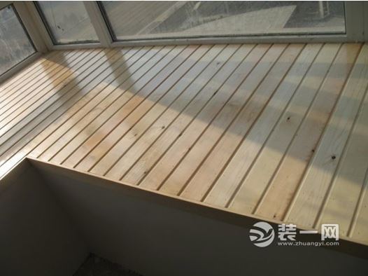一直向往着有一个地方,你可以在这里品茶、聊天、赏景、看书、小憩,享受美好的生活,对的,一个飘窗就能完全满足你的愿望,那么飘窗台面用什么材料好?家庭装修飘窗铺木地板好不好?合肥装修网小编将在本文中详细为大家介绍。 飘窗台面用什么材料好 一、石材类 人造石是最普遍的飘窗台面用材,优点是不怕潮,不会变形,维护方便。缺点是在寒冷的冬天会比较冷,如果喜欢在飘窗台面上小憩的话就一定要弄张毯子垫一下,而且价格相对天然石贵了一点。 天然石的优点跟人造石一样,只是在价格上比人造石便宜,但值得注意的是天然石是有辐射的,大理