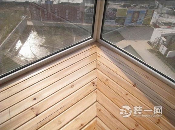 一直向往着有一个地方,你可以在这里品茶、聊天、赏景、看书、小憩,享受美好的生活,对的,一个飘窗就能完全满足你的愿望,那么飘窗台面用什么材料好?家庭装修飘窗铺木地板好不好?合肥装修网小编将在本文中详细为大家介绍。 飘窗台面用什么材料好 一、石材类 人造石是最普遍的飘窗台面用材,优点是不怕潮,不会变形,维护方便。缺点是在寒冷的冬天会比较冷,如果喜欢在飘窗台面上小憩的话就一定要弄张毯子垫一下,而且价格相对天然石贵了一点。 天然石的优点跟人造石一样,只是在价格上比人造石便宜,但值得注意的是天然石是有辐射的,大理