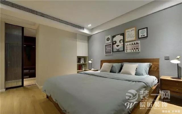 合肥装修公司推荐的这套案例,是一个拥有一对超级可爱龙凤胎宝宝的家,以简洁的线条及面及温馨的色调进行空间营造。整体设计定为北欧风格。由合肥皖匠装修公司设计师设计的合肥御湖观邸128平北欧风格装修效果图,仅供参考! 为了营造轻松休闲的客厅空间,特意在家具的选择上用了芥末黄和蓝色的搭配,再配以线条感丰富的北欧几何图形地毯,让原来稳重的胡桃木色增添了轻松感。 从餐厅一眼望去,简洁而且明快的点线面处理再加以明白色的灯光照明设计,让空间静谧具有家的温馨感。富有自然胡桃纹路的餐桌椅,墙上的木框钢笔画,桌上的灰白色陶