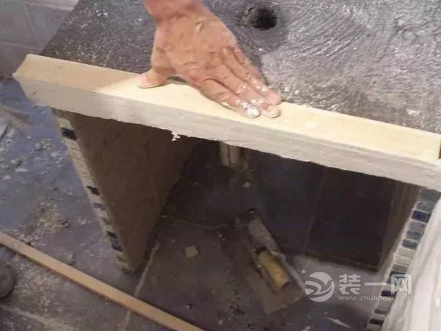 老公为省钱在卫生间砖砌了一个洗手台
